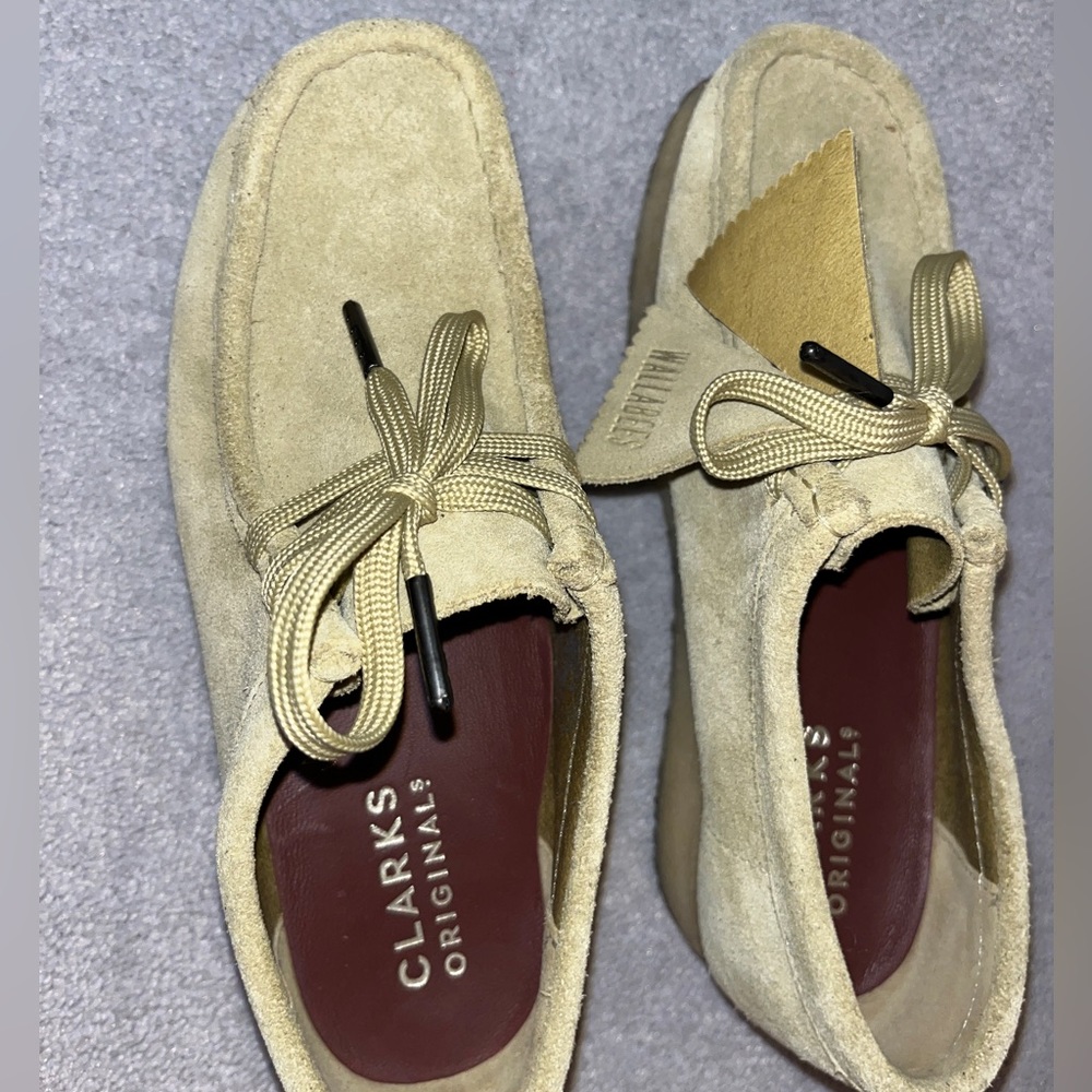 LIKE NEW CLARK WALLABEES